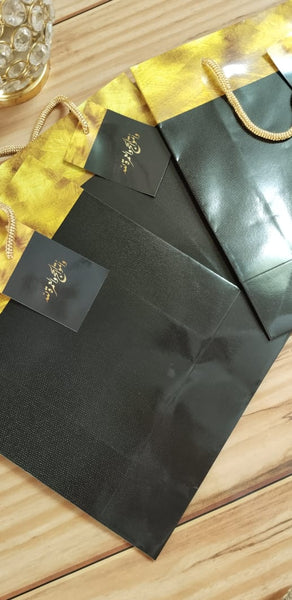 Elegant and beautifully designed Hajj Favour Bags made of high-quality paper, featuring a smooth finish, good stiffness, and a classy appearance. Ideal for gifting Hajj Tabarruk, such as dates, Zamzam water bottles, tasbeehs, sweets, chocolates, small scarves, jewelry, and other special goodies. Perfect for enhancing Hajj return gifts, Eid table decorations, party favors, or guest keepsakes.