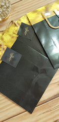 Elegant and beautifully designed Hajj Favour Bags made of high-quality paper, featuring a smooth finish, good stiffness, and a classy appearance. Ideal for gifting Hajj Tabarruk, such as dates, Zamzam water bottles, tasbeehs, sweets, chocolates, small scarves, jewelry, and other special goodies. Perfect for enhancing Hajj return gifts, Eid table decorations, party favors, or guest keepsakes.